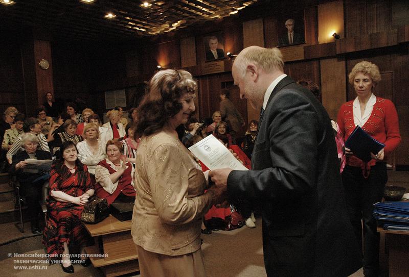 30.04.09     Выпускной на Народном факультете НГТУ. Директор Ассоциации выпускников НГТУ-НЭТИ В. Б. Пономарев вручает выпускникам сертификаты, фотография: В. Невидимов