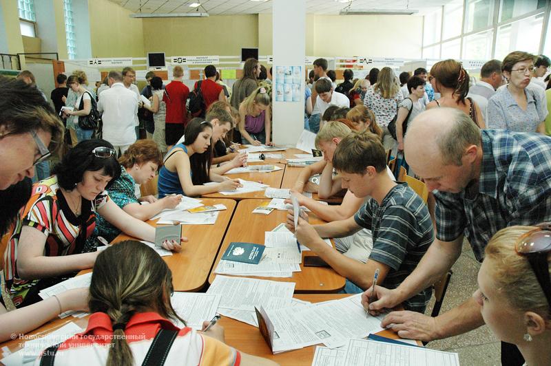 27.07.09     Первый список абитуриентов, рекомендованных к зачислению, фотография: В. Невидимов