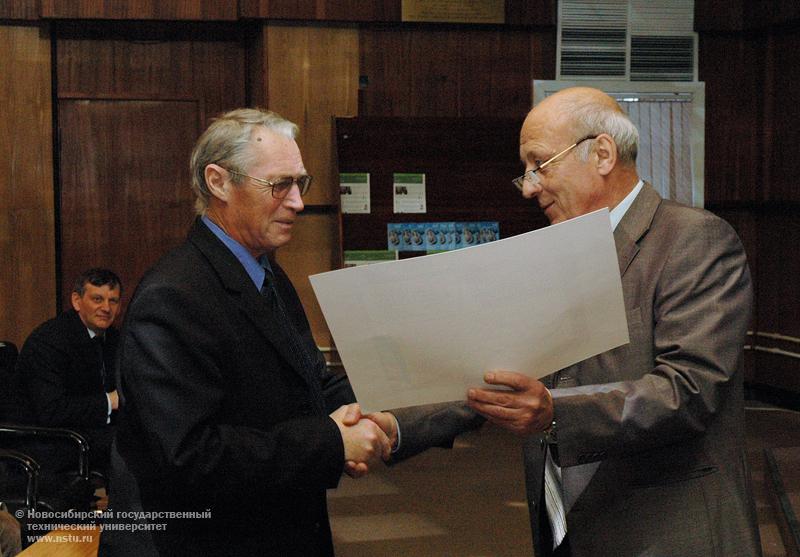 25.11.09 Заседание ученого совета НГТУ 25 ноября 2009 г. Зав. кафедрой ТТФ Ю. В. Дьяченко и ректор НГТУ Н. В. Пустовой, фотография: В. Невидимов