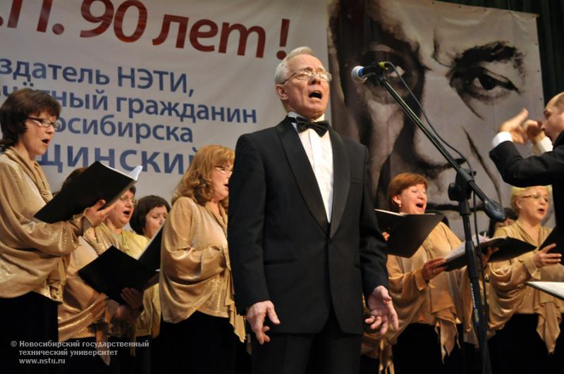 06.11.12 90-летие со дня рождения Г. П. Лыщинского . Б. Назаров, выпускник НЭТИ 1965 г., солист Новосибирской государственной филармонии, заслуженный артист России, фотография: В. Кравченко
