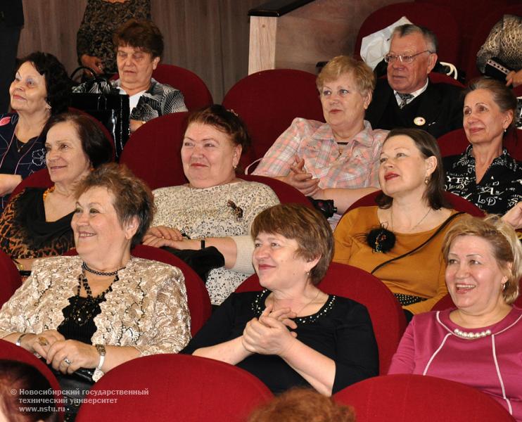 29.04.2013. Выпускной на Народном факультете НГТУ, фотография: В. Невидимов