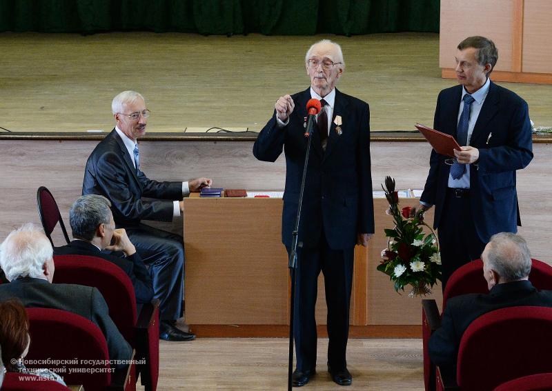 25.09.13     Заседание Ученого совета НГТУ. На фото слева направо: ученый секретарь университета, проф. Г. М. Шумский, канд. техн. наук, доцент кафедры электромеханики О. Н. Савилов, первый проректор НГТУ, проф. Г. И. Расторгуев , фотография: В. Невидимов