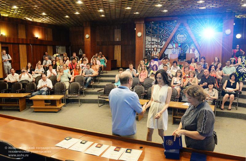 20.06.14     20 июня состоится торжественное вручение дипломов выпускникам факультета бизнеса, фотография: В. Невидимов