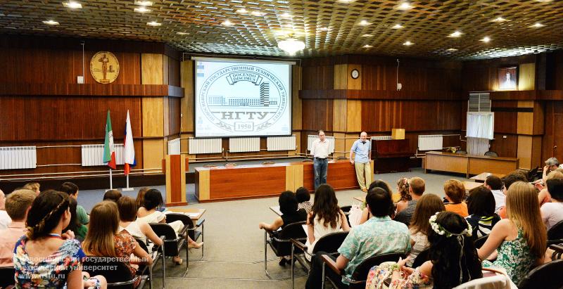 20.06.14     20 июня состоится торжественное вручение дипломов выпускникам факультета бизнеса, фотография: В. Невидимов