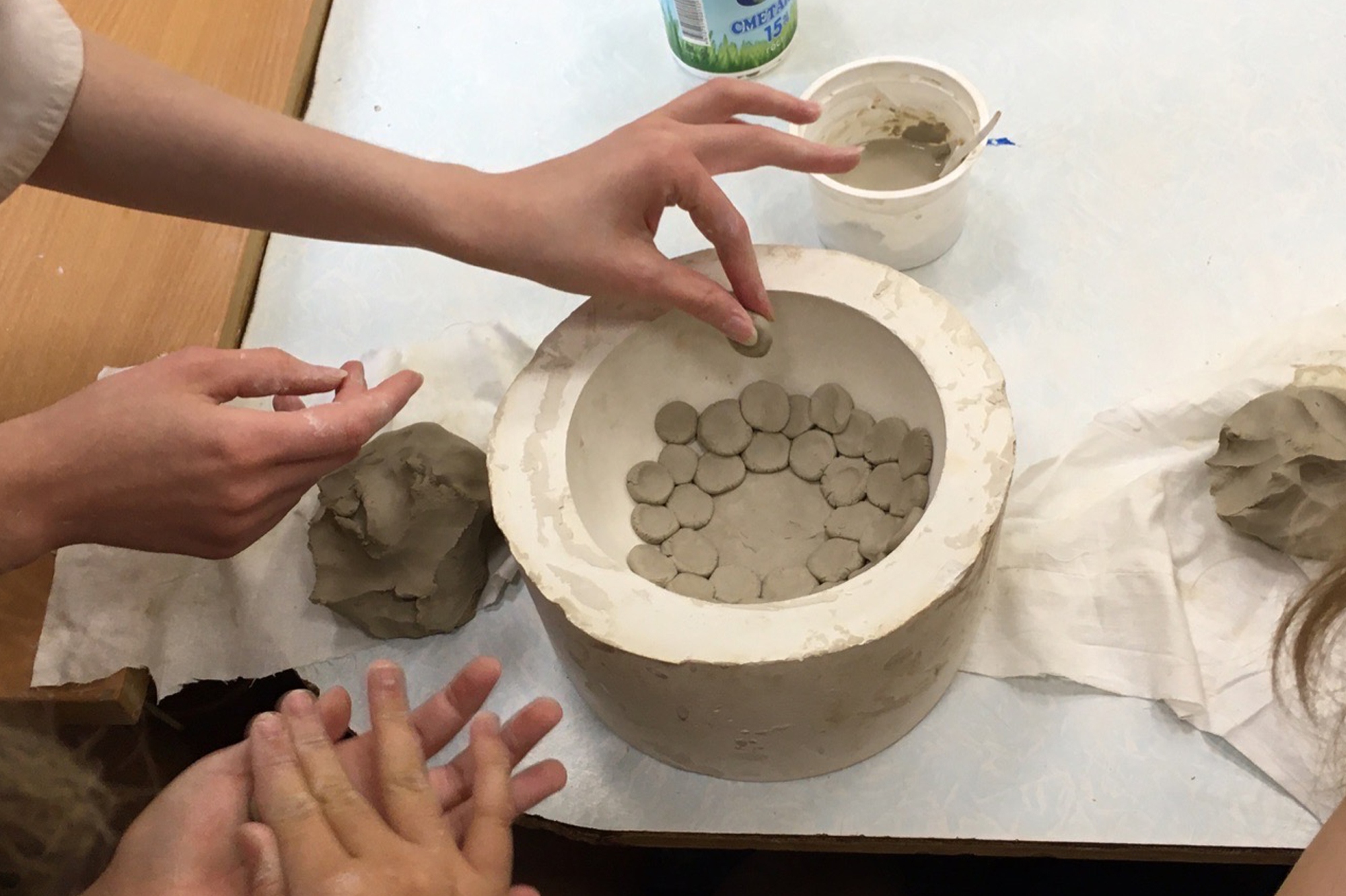 Использование готовых форм. Формы для керамики. Формовочная форма для керамики. Гипсовые формы для отминки керамики. Формовка глины.