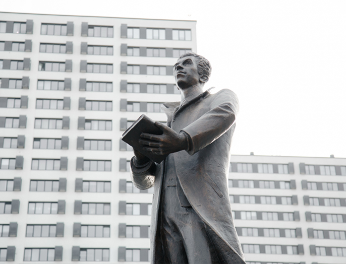 В Новосибирске открыли памятник легендарному ректору НЭТИ

